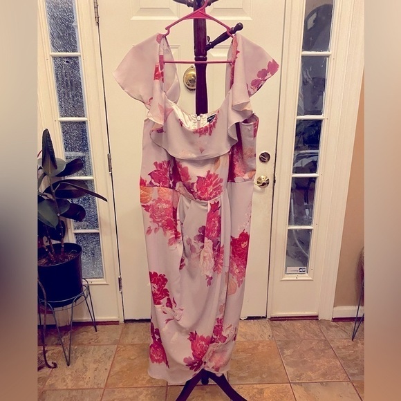 NWOT CITY CHIC FLORAL COLD SHOULDER DRESS SIZE L/20 - Picture 1 of 9